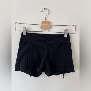 Lululemon Mid-Rise Shorts, 2" (Size 2)